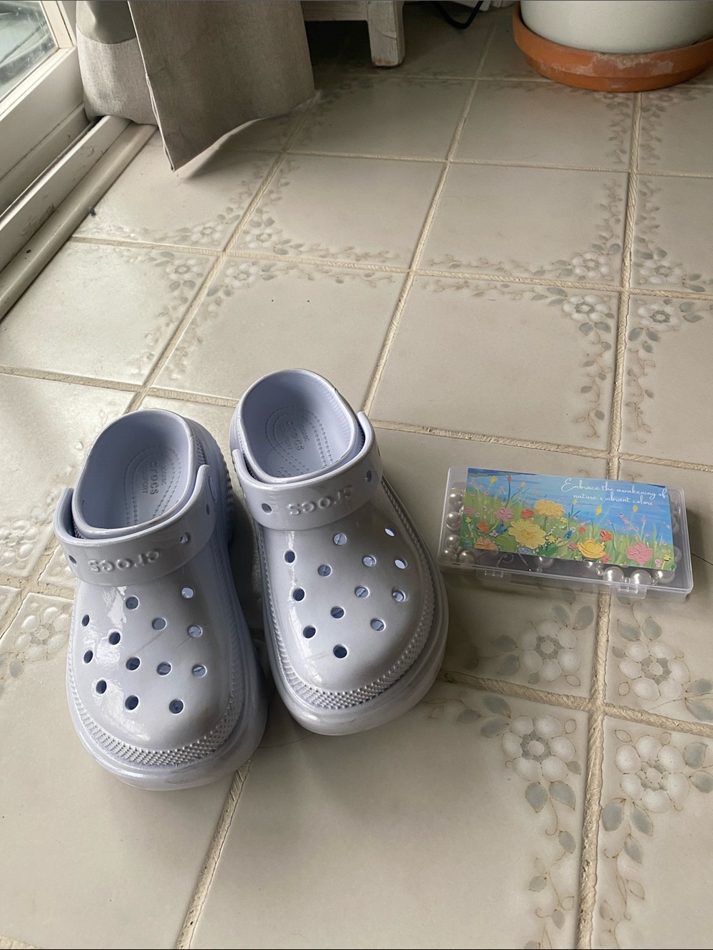 Iconic comfort platform crocs - in a white/lilac color